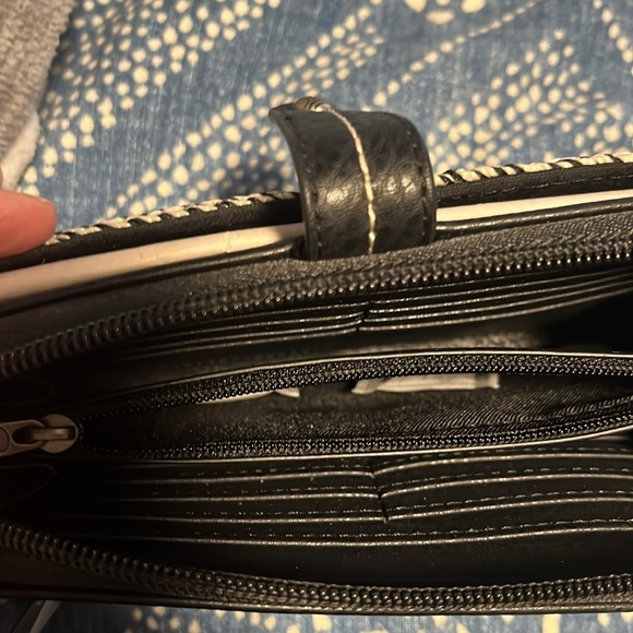 THE SAK HAND CROCHETED LARGE SMARTPHONE CROSSBODY/WRISTLET in Black & White NWT - Picture 4 of 8